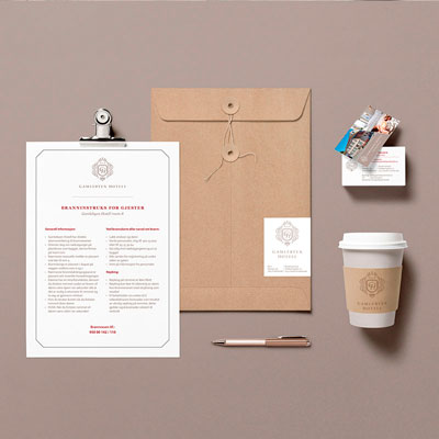 Bildet viser ulike appliseringer av Gamlebyen Hotells logo.