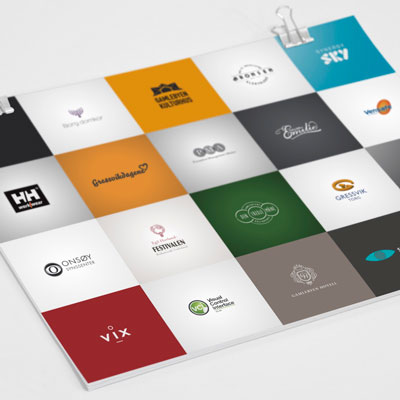 Bildet viser ulike logoer og symboler på et ark.