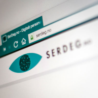 Bildet viser SerDeg.nos nært inntil på en skjerm.