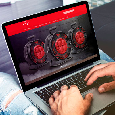 Bildet viser en laptop med VIX' nettside på skjermen.